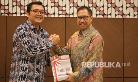 Kota Cirebon kembali meraih predikat Wajar Tanpa Pengecualian (WTP) terhadap Laporan Keuangan Pemerintah Daerah tahun anggaran 2017. Penyerahan predikat WTP itu dilakukan oleh Kepala BPK Perwakilan Provinsi Jawa Barat, Arman Syifa (kiri), kepada Pj Wali Kota Cirebon, Dedi Taufik (kanan), di Bandung,  Rabu (30/5). 