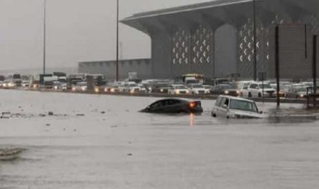 Kota Jeddah banjir setelah diguyur hujan berjam-jam. Jalan menuju Kota Mekkah tertutup air, sejumlah sekolah, universitas, dan bandara ditutup