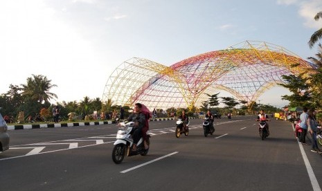 Kota Mataram, NTB, memiliki ikon baru yang berbentuk tembolak atau tudung saji raksasa warna-warni di Jalan Lingkar Selatan, Mataram, Rabu (9/1).