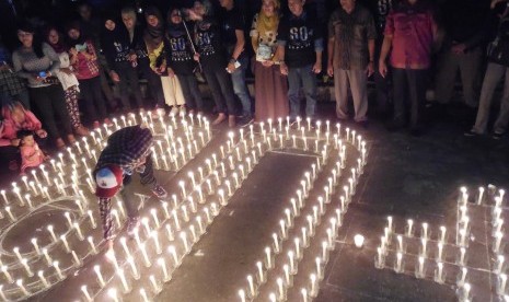 Kota Padang gelar aksi memadamkan lampu dan alat elektronik serentak selama satu jam dalam rangka aksi Earth Hour 60+ di Padang, Sumatra Barat, Sabtu (28/3). 