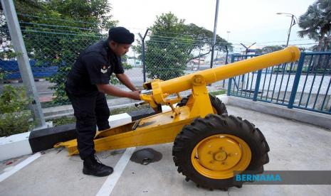 Kota di Malaysia Pertahankan Tradisi Tembak Meriam. Kota Pekan, ibu kota kerajaan Pahang di Malaysia, tetap menghidupkan tradisi tembak meriam pada Ramadhan di tengah wabah virus corona. Di Pekan, dua meriam Bavarian Gun M 635 buatan Jerman dengan berat masing-masing 415 Kg, digunakan secara bergantian untuk dibunyikan.