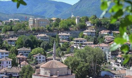 Kota Bersejarah Turki Pikat Turis Meski di Tengah Pandemi. Kota Safranbolu di Turki. Terletak di Provinsi Karabuk, dekat Laut Hitam, kota itu masuk dalam daftar Warisan Dunia UNESCO dan mencerminkan era Ottoman dengan jelas.