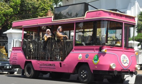 Kota Sukabumi kini memiliki ikon baru yakni bus wisata warna pink yang diberi nama Ayo Jalan Jalan ke Kota Sukabumi (Ajak Kami) dan akan mengenalkan wisata sejarah Sukabumi, Selasa (18/11).