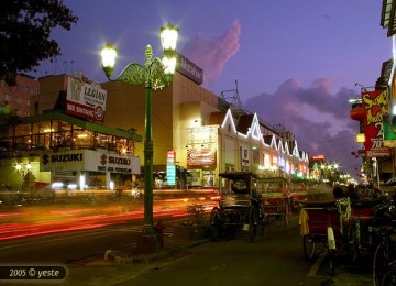 Kota Yogyakarta di waktu malam. Selama Ramadhan, suhu di kota ini pada siang hari mencapai 33 derajat celcius.