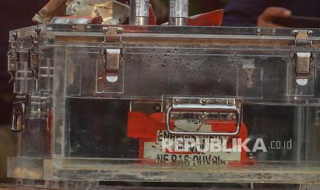 Kotak hitam (black box) flight data recorder (FDR) pesawat Sriwijaya Air dengan nomor penerbangan SJ182 diperlihatkan di Dermaga JICT, Tanjung Priok, Jakarta, Selasa (12/1). Kotak hitam tersebut selanjutnya akan dibawa ke laboratorium KNKT untuk dilakukan investisigasi lebih lanjut.