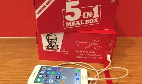 Kotak makan dari KFC ini sekaligus bisa untuk mengisi baterai telepon genggam 