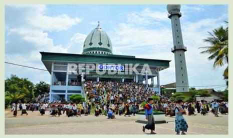 Kover hal unik seputar perayaan 100 tahun Pondok Modern Darussalam Gontor.  