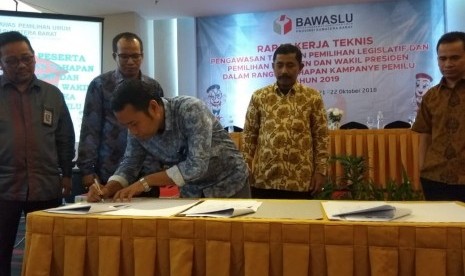 KPID, KPU, dan Bawaslu Sumatra Barat menandatangani kesepakatan terkait pengawasan konten kampanye di TV dan radio, Senin (22/10). 