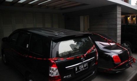 KPK investigators raid the house of South Tangerang mayor, Airin Rachmi Diany, on Monday. 