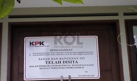   KPK menyita rumah milik mantan Kepala Korps Lalu Lintas Kepolisian RI, Inspektur Jenderal Polisi Djoko Susilo di Perumahan Harvestland,  Kuta,Bali,Senin (18/3).  (Republika/Ahmad Baraas)