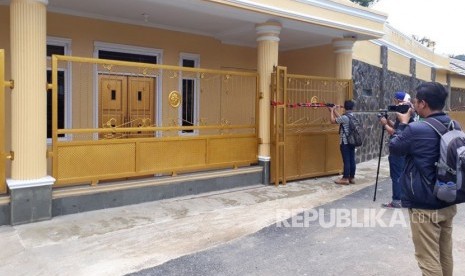 KPK segel rumah broker yang terjaring OTT dengan Bupati Subang Imas Aryumningsih, Rabu (14/2).