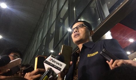 KPK spokesperson Febri Diansyah explains to the reporters that investigators of the anti-graft body came to Setya Novanto house on Wednesday (November 15) night to persuade the House of Representatives speaker to surrender. He speaks at his office in Jakarta, on Thursday (November 16).