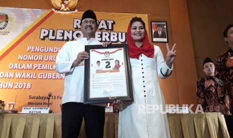 KPU Jawa Timur menggelar sidang pleno terbuka pengundian nomor urut pasangan cagub-cawagub di Hotel Mercure Surabaya, Selasa (13/2). Pada pengundian tersebut, pasangan Khofifah-Emil mendapat nomor urut 1, sementara pasangan Gus Ipul-Puti mendapat nomor urut 2.