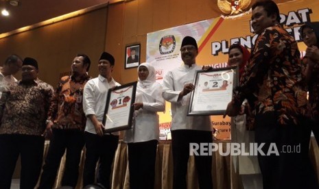 KPU Jawa Timur menggelar sidang pleno terbuka pengundian nomor urut pasangan cagub-cawagub di Hotel Mercure Surabaya, Selasa (13/2). Pada pengundian tersebut, pasangan Khofifah-Emil mendapat nomor urut 1, sementara pasangan Gus Ipul-Puti mendapat nomor urut 2.