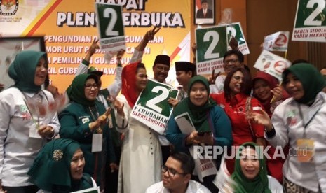 KPU Jawa Timur menggelar sidang pleno terbuka pengundian nomor urut pasangan cagub-cawagub di Hotel Mercure Surabaya, Selasa (13/2). Pada pengundian tersebut, pasangan Khofifah-Emil mendapat nomor urut 1, sementara pasangan Gus Ipul-Puti mendapat nomor urut 2.