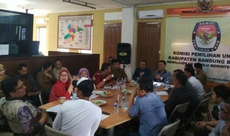 KPU Kabupaten Bandung Barat (KBB) bersama pasangan cabup dan cawabup KBB menggelar rapat persiapan acara debat calon di Kantor KPU KBB, Senin (9/4).