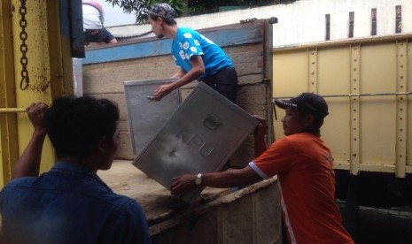 KPU Kota Cimahi tengah memindahkan kotak suara ke truk pengangkut, Selasa (14/2). Logistik akan disebarkan ke seluruh TPS di Kota Cimahi.