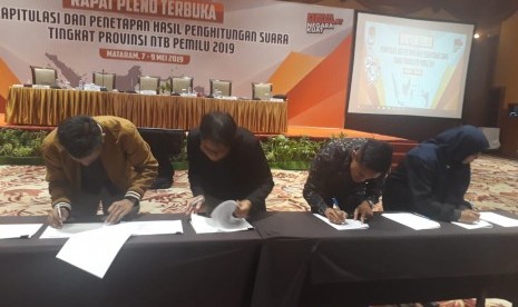 KPU NTB menyelesaikan rapat pleno terbuka rekapitulasi dan penetapan hasil penghitungan suara tingkat Provinsi NTB di Hotel Lombok Raya, Kota Mataram, NTB, Senin (13/5).