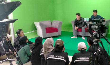 Kreativitas tanpa batas menjadi pusat perhatian dalam Workshop Simulasi Siaran Berita TV yang diadakan oleh Universitas BSI (Bina Sarana Informatika).