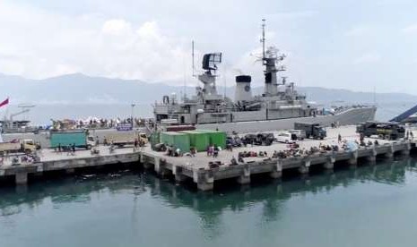 KRI Ahmad Yani-35 sedang bersandar di pelabuhan Pantoloan, Palu membawa bantuan korban terdampak bencana di Sulawesi Tengah.