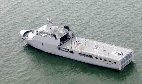 KRI Banda Aceh-593 difoto dari udara dengan Pesawat Patroli Maritim (Patmar) CN-235 TNI AL di perairan selatan Pangkalan Bun, Sabtu (3/1).