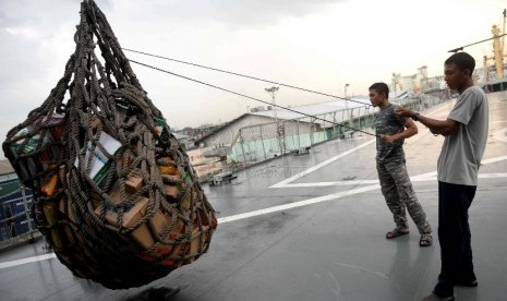 KRI Banda Aceh sandar di Pelabuhan Tanjung Emas, Semarang untuk melakukan pengisian BBM serta mendambah dukungan logistik untuk meneruskan pencarian pesawat Air Asia QZ8510 di Perairan Laut Jawa. Rencananya KRI Banda Aceh kembali ke titik pencarian pada Se