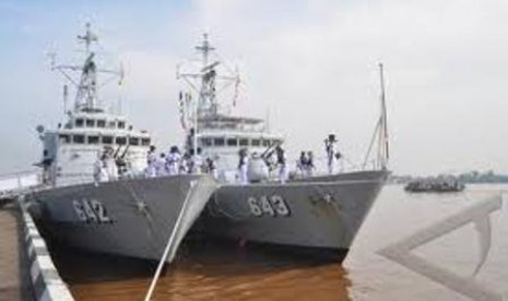 KRI Beladau 643 (kanan)