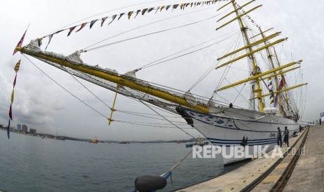 KRI Bima Suci bersandar di dermaga umum Batu Ampar Utara, Batam, Kepulauan Riau, Kamis (7/12). 