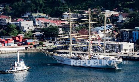 KRI Bima Suci persiapan sandar di dermaga Kota Jayapura, Papua, Jumat (27/8/2021). KRI Bima Suci bersandar di Dermaga Kota Jayapura dan Taruna AAL tingkat III angkatan ke-68 serta Prajurit TNI AL akan melaksanakan sejumlah kegiatan serta kunjungan di wilayah tersebut. 