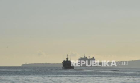 KRI dr Soeharso 990 (kanan) dan KAL Rejegwesi (kiri) berlayar di Pelabuhan Tanjung Wangi, Banyuwangi, Jawa Timur, Sabtu (24/4/2021). Kedua kapal tersebut kembali ke perairan Bali untuk memulai pencarian KRI Nanggala-402 yang hilang kontak saat menggelar latihan penembakan di utara Bali pada Rabu (21/4). 