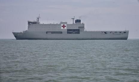  Jenderal Andika Janji Transparan Soal Hasil Investigasi Kecelakaan Pesawat TNI . Foto:  KRI dr Soeharso-990 melintas di Selat Madura, Gresik, Jawa Timur, Kamis (8/9/2022). TNI Angkatan Laut berhasil menemukan Pesawat Udara (pesud) latih jenis G-36 Bonanza T-2503 di sekitar 15 meter di bawah permukaan air laut yang jatuh di Alur Pelayaran Barat Surabaya (APBS) dan akan dilakukan proses pengangkatan pesawat. 