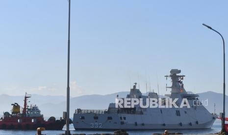 KRI I Gusti Ngurah Rai-332 bersandar di Pelabuhan Tanjung Wangi, Banyuwangi, Jawa Timur, Sabtu (24/4/2021). Pencarian kapal selam KRI Nanggala-402 difokuskan di laut sebelah utara Bali, yakni sekitar 40 km dari Celukan Bawang, Gerokgak, Kabupaten Buleleng, Bali. 