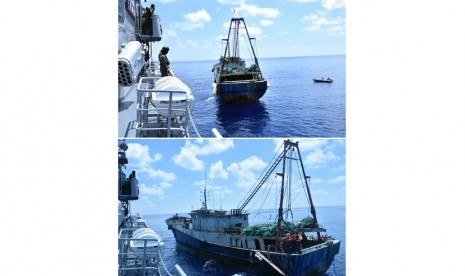 KRI Imam Bonjol (383) melakukan pemeriksaan kapal nelayan Han Tan Cou 19038 berbendera Cina yang memasuki perairan Indonesia di Natuna, Kepulauan Riau, Jumat (17/6). 