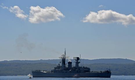 KRI Oswald Siahaan (OWA) -354 bersiap-siap berlayar untuk melakukan operasi pencarian KRI Nanggala-402 di Pelabuhan Tanjung Wangi, Banyuwangi, Jawa Timur, Sabtu (24/4/2021). Pencarian kapal selam KRI Nanggala-402 difokuskan di laut sebelah utara Bali, yakni sekitar 40 km dari Celukan Bawang, Gerokgak, Kabupaten Buleleng, Bali. 