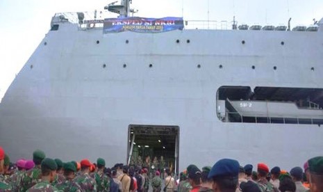 KRI Surabata berangkatkan peserta Ekspedisi NKRI di Papua