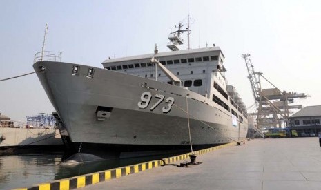    KRI Tanjung Nusanive 973 berlabuh di Dermaga Kolinlamil, Tanjung Priuk, Jakarta, Senin (6/8).  (Aditya Pradana Putra/Republika)