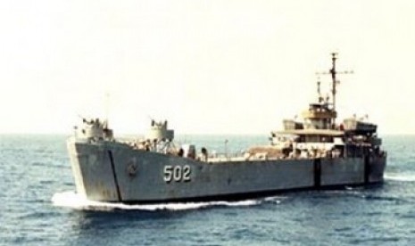 KRI Teluk Bayur saat bertugas