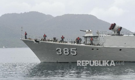 KRI Teuku Umar-385 melakukan peran muka belakang usai mengikuti upacara Operasi Siaga Tempur Laut Natuna 2020 di Pelabuhan Pangkalan TNI AL Ranai, Natuna, Kepulauan Riau.