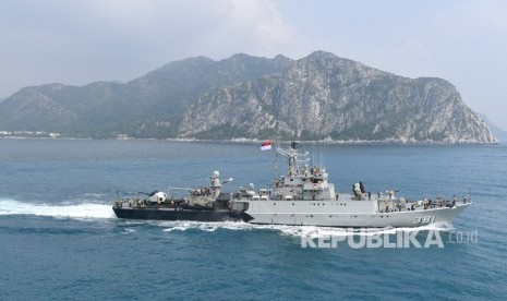 Moeldoko beberkan analisis di balik Indonesia pilih diplomasi di Laut China Selatan. KRI Tjiptadi-381 mengikuti sailing pass di Laut Natuna, Rabu (15/1/2020).