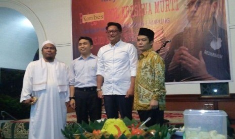 Krishna Murti (kedua dari kanan) dan Ismet Hasan Putra (pertama dari kanan) pada acara syukuran di Masjid Sunda Kelapa.