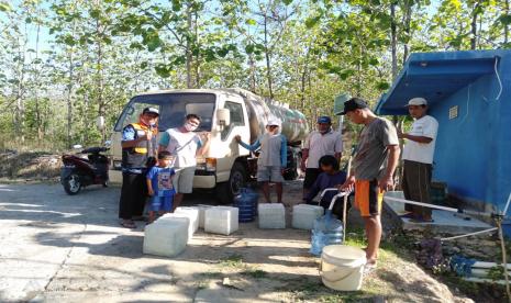 Krisis air bersih sebagai dampak musim kemarau melanda Sebagian wilayah di Desa Karangasem. Seperti yang dialami oleh 104 kepala keluarga di Dukuh Terok, Desa Karangasem, Kecamatan Bulu yang terpaksa harus membeli air bersih dari depot air isi ulang untuk kebutuhan memasak dan lainnya.