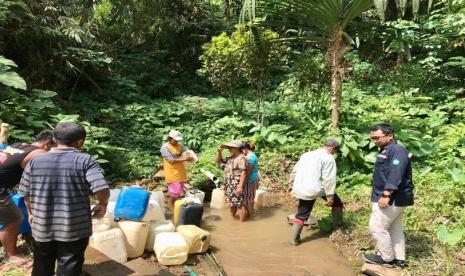 Warga Buluroto Trenggalek mengalami kesulitan air bersih. 