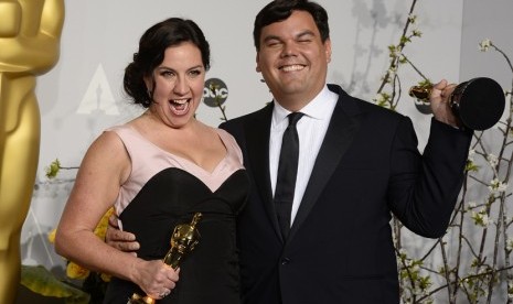 Kristen Anderson-Lopez dan Robert Lopez, pencipta lagu Frozen saat menerima penghargaan di ajang Academy Awards ke-86 tahun 2014 lalu