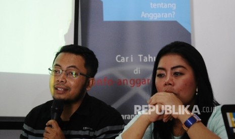 (dari kiri) Advokasi Manager Fitra Apung Widadi, Sekjend Fitra Yenny Sucipto berbicara saat konferensi pers terkait rencana pembangunan Kereta Cepat di Jakarta, Senin (15/2).