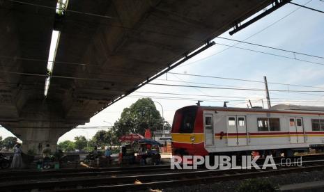 KRL Commuter Line relasi Bogor-Jakarta beroperasi normal dan melintas di bawah jalan tol Bogor Outer Ring Road (BORR), Kota Bogor, Jawa Barat, Sabtu (18/4/2020). Kementerian Perhubungan tidak akan menghentikan operasional KRL Commuter Line selama Pembatasan Sosial Berskala Besar (PSBB) diterapkan di wilayah Jabodetabek karena untuk melayani warga yang bekerja di sektor-sektor usaha yang tetap boleh beroperasi selama PSBB.