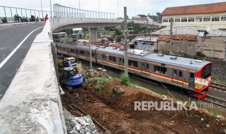 KRL Commuter Line relasi Bogor-Jakarta melintas di bawah jalan layang RE Martadinata, Kota Bogor, Jawa Barat, Ahad (29/12/2019). PT Kereta Commuter Indonesia (KCI) bersama PT Kereta Api Indonesia Daerah Operasi 1 Jakarta melakukan rekayasa pola operasi KRL Commuter Line. 