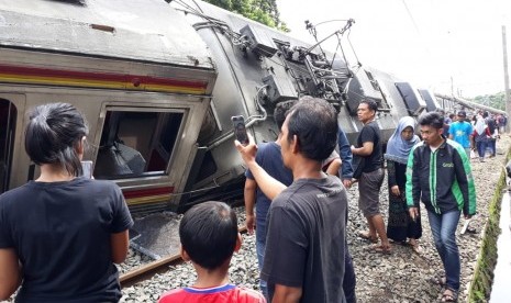 KRL Jabodetabek anjlok di perlintasann sekitar Bogor, Ahad (10/3)