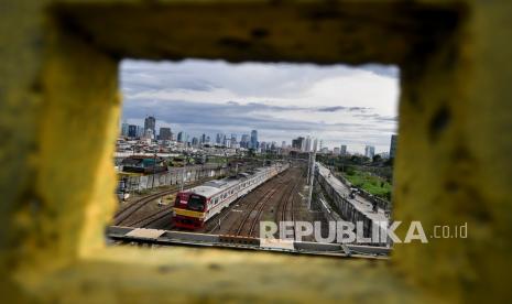 KRL melintas dengan latar belakang gedung bertingkat di kawasan Tanah Abang, Jakarta, Jumat (23/10/2020). Ekonom Chatib Basri menyebutkan, Indonesia kini masih berada pada masa survival atau 'sekarat' di tengah tekanan ekonomi akibat pandemi Covid-19.