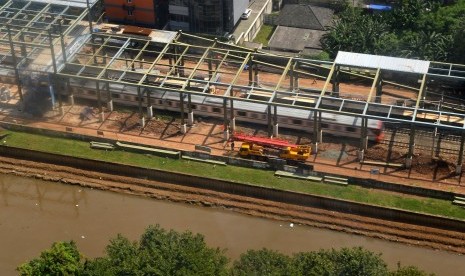 KRL melintas di lokasi pembangunan stasiun Sudirman Baru yang merupakan jalur kereta bandara di Jakarta, Senin (10/4). 