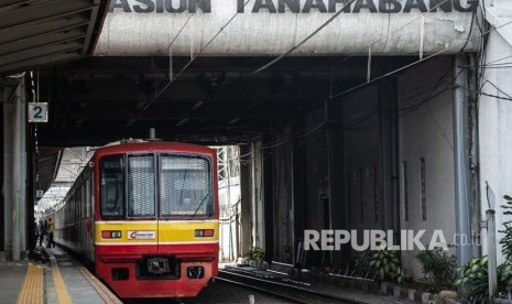 KRL melintas di Stasiun Tanah Abang, Jakarta, Kamis (23/5/2019). 